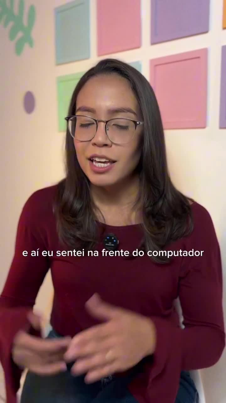 Mãe compartilhando seu depoimento sobre a Clínica Atos